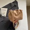 Bolsa plissada casual de verão para mulheres, novo estilo 2026, bolsa transversal versátil, bolsa de ombro moderna, bolsa nuvem para o dia a dia