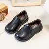 Zapatos de cuero de moda estilo coreano para niños, nuevo modelo 2026, mocasines sin cordones para niños, zapatos casuales de rendimiento con suela blanda