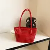 Bolsa de palha trançada vazada de verão para mulheres 2026 nova tendência moderna bolsa tote grande capacidade bolsa de ombro único para o dia a dia