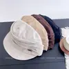 Gorra de estilo coreano con pliegues para equitación para mujer, un accesorio de invierno retro y versátil que hace que el rostro parezca más pequeño, una gorra de boina cálida y resistente al frío con visera de pico de pato