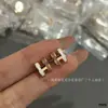 Collar y pendientes con letra H en esmalte rosa brillante y oro V, mini colgante, oro rosa de precisión CNC, no se decolora, para mujer