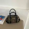 Bolso pequeño cuadrado de mano para mujer estilo coreano para llevar debajo del brazo, nuevo bolso tipo bowling de gamuza vintage otoño e invierno 2026, bolso de hombro simple