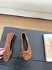 2026 sapatos baixos macios de camurça com laço retrô, bico redondo, estilo delicado, slip-on, sapatos de vovó