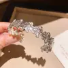 Pulsera de Puño Abierto con Flor Exagerada Retro de Gama Alta Pulsera Simple Exquisita Diseño de Lujo Ligero Personalidad Joyería de Mano Versátil para Mujeres
