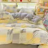 Juego de ropa de cama de cuatro piezas de terciopelo de leche, cálido para invierno, de alto gramaje, adecuado para dormitorios universitarios y habitaciones, con diseño Fair Isle, incluye sábana bajera y funda de edredón.