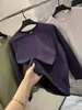 Sudadera con logo triangular pequeño de color liso simple, nueva para otoño e invierno, holgada, casual, básica, cuello redondo, manga raglán, camiseta de manga larga para hombre