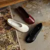 Zapatos planos bajos versátiles de piel de vaca de primera capa para mujer, puntera redonda, para ir al trabajo, suela suave, cómodos de llevar, tipo mocasín, zapatos de abuela, talla grande