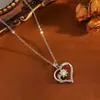 Elegante Versátil Colgante de Cobre Forma de Corazón Joyería Dulce Flor Hueca Corazón de Melocotón Concha Blanca Incrustada Diamante Clip de Oreja Set de Collar para Mujeres