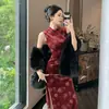 Novo vestido retro sem mangas com estampa vermelha estilo chinês com botões, cheongsam de verão feminino aprimorado com fenda, transfronteiriço