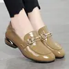 Sapatos femininos de bico quadrado e salto grosso, novo modelo outono 2026, sapatos pequenos de couro confortáveis estilo britânico, sapatos femininos elegantes de verniz com salto médio