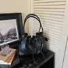 Directo del fabricante: Bolso tipo cubo de moda de gran capacidad para mujer, nueva versión coreana de tendencia 2026, bolso de hombro versátil vintage