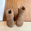 Botas para niña 2026 nuevo estilo de invierno, botas cortas forradas de felpa y engrosadas, botas de nieve cálidas para bebés, zapatos grandes de algodón para niños