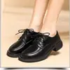 Sapatos femininos de couro macio com salto baixo para primavera e outono, sapatos rasos de verniz em estilo britânico, versáteis com solas macias, confortáveis para primavera e outono