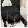 Bolsa Feminina de Verão 2025 Simples e Popular com Letras de Metal Novo Estilo Bonita Elegante Tendência Moda de Mão ou Ombro Meia-Lua