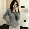 Suéter base de punto fino para mujer, estilo Chanel, con cuello polo de lazo, manga larga, corte ajustado, talla única gris, algodón