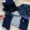 Coleção outono e inverno: meias de renda xadrez, sapatos novos de couro estilo balé, moda feminina estilo japonês e meias até a panturrilha com um toque jovial