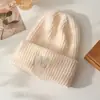 Gorro de felpa cálido de invierno para proteger las orejas para mujer, gorro de punto a prueba de frío para esquí al aire libre, forrado de felpa y engrosado, hace que la cara se vea más pequeña, gorro de lana