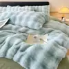 Juego de Cuatro Piezas de Piel de Conejo Engrosada Clase A Terciopelo de Leche Invierno Cálido Conejo Terciopelo de Conejo Sábana de Cama Funda de Edredón Conejo Perezoso Terciopelo de Coral Terciopelo 4