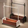 Arara de Chão Personalizável para Casa e Dormitório com Cesta e Rodas, Cabideiro Móvel para Quarto, Armazenamento Interno para Roupas, Toalhas, Chapéus