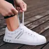 Zapatos deportivos nuevos de primavera y verano para hombre zapatos de tabla moda coreana estudiantes zapatos casuales blancos para hombre zapatos de moda combinables