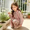 Conjunto transfronterizo europeo y americano para niña de AliExpress: conjunto de dos piezas para niños mayores, camisa de encaje a rayas con cuello y pantalón largo de color contrastante, estilo moderno