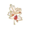 Broche Pequeño de Hoja de Arce Roja Canadiense para Mujer, Exquisito, Gama Alta, Ramillete de Lujo, Elegante Broche, Accesorios de Traje de Clase