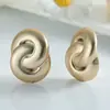 Pendientes retro de estilo británico de nicho con personalidad, diseño geométrico hueco, elegantes clips para orejas redondos con ondas de agua para mujer