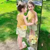 Conjunto de Duas Peças Estilo Rua Tendência para Meninas Verão 2025 com Top Sem Mangas com Flores Tridimensionais e Babados e Shorts