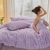 Conjunto de Roupa de Cama de Quatro Peças em Pelo de Coelho de Peso Elevado para Outono e Inverno, Lençol de Elástico em Flanela, Capa de Edredom em Fleece Coral, Estilo Lençol de Elástico em Fleece de Leite