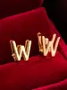 Pendientes de botón casuales de moda populares, creativos, con diseño de letra, simples, versátiles para el día a día, de alta calidad, lujo ligero