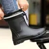 Botas de chuva antiderrapantes da moda, de cano médio, em blocos de cor e cor sólida; sapatos pretos impermeáveis de sola grossa; botas de chuva quentes e espessadas; estilos de cano curto e alto