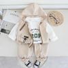 Conjunto de roupas de primavera para meninos 2024 Novo estilo coreano infantil estilo ocidental com capuz para bebê macacão com zíper duplo conjunto de três peças