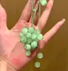 Artículo Popular de Xiaohongshu Nuevo Estilo Chino Color Uva Bolso que Cambia de Color Cadena para Colgar el Teléfono Colgante de Uva Producto Terminado
