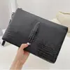 Atacado do Fabricante Bolsas Masculinas, Carteiras Casuais de Grande Capacidade, Carteiras de Couro Macio com Estampa de Negócios, Bolsas Sociais para Homens Espirituais