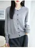 Estilo minimalista, lana fina de alto número de hilos, tejido de calibre 16, suave y cómodo, cárdigan suéter ligero para primavera/otoño, clásico y versátil, cuello redondo