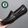 Novos mocassins casuais masculinos autênticos 2026, couro genuíno, estilo slip-on confortável, bico redondo, sola macia, sapatos masculinos de couro