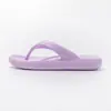 Novas Sandálias de Dedo Femininas da Moda 2026 em Roxo Uva, Valorizam a Pele, Antiderrapantes e Confortáveis Sapatos de Praia