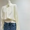 Camisa de Renda Plissada Cor de Damasco Suave Estilo Francês Manga Longa para Mulheres Nova Coleção Primavera 2026 Elegante Solta Gola Alta