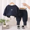 2025 Novo Estilo Conjunto de Duas Peças com Forro de Lã para Bebês e Crianças Pequenas Estilo Inverno Tendência para Meninos Outono e Inverno Quadrado Etiqueta em Inglês Conjunto de Manga Longa