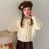 Abrigo Suéter para Niña Otoño 2026 Estilo Nuevo Tejido de Punto Trenzado con Flores Bordadas Tridimensionales y Cardigan de Botones, Agradable para la Piel y Suave