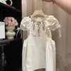 Vestido de Verão Feminino 2026 Vestido Floral Bordado Novo Estiloso Conjunto de Verão Infantil com Senso de Design