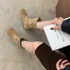 Primeiro Encontro Série Floresta Retro Aumento Interno de Altura Pinha Botas Curtas Femininas Outono Inverno Petite Sola Grossa Bico Redondo Emagrecimento Botas Curtas Cavaleiro