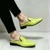 Pantuflas de media caña brillantes de punta fina de talla grande para hombre, mules casuales, zapatos de cuero simples dorados slip-on de moda