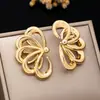 Un par de elegantes pendientes de media flor con diseño calado para mujer, perfectos para uso casual y diario.