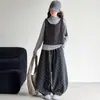 Atuendo otoñal elegante y a la moda para niñas: un conjunto de tres piezas que incluye un chaleco, una camiseta interior y pantalones de pierna ancha con lunares, adecuado para niños de tallas medianas a grandes, perfecto para primavera y otoño