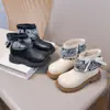 Sapatos de princesa com acabamento em renda para meninas, nova coleção primavera/outono 2026, botas Martin infantis de sola macia, botinhas de couro forradas com fleece para crianças mais velhas