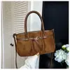 Bolso de axila estilo retro casual para mujer, nuevo modelo 2025, bolso tote de gamuza de gran capacidad, bolso de hombro simple para el día a día