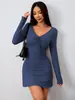 Vestuário feminino transfronteiriço no estilo puro desejo, vestido com cordão em V, vestido curto plissado de manga longa justo, vestido versátil sexy e que afina