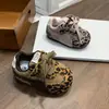 Zapatillas para niñas bebés y pequeñas de 1-2 años, nueva colección otoño/invierno 2026, zapatillas deportivas con estampado de leopardo para niños con suelas blandas, zapatos para caminar estilo entrenamiento alemán para niños pequeños
