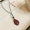 Elegante e Descontraída Corda de Couro Pingente Geométrico Gota d'Água Colar Corrente de Suéter Estilo Nicho Moderno Colar com Senso de Design Moderno